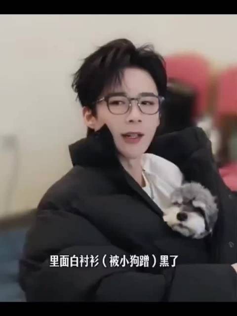 幸福的呆米 哥哥抱,还给它羽绒服保暖 太羡慕了