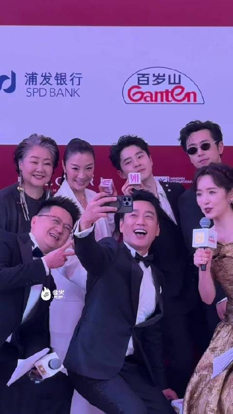 笑得我,全部人都在努力凑近拍照,试图框下