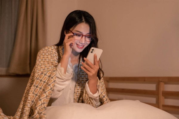 已婚男女之间暧昧，一旦迈过这么一道坎，那就是板上钉钉的情人了
