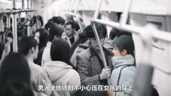 男孩的身体只要触碰到女孩,色盲症就会恢复,电视剧《滤镜》