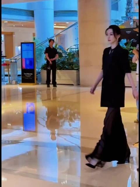 黄梦莹黑色造型颠覆以往风格，冷艳干练惊艳亮相
