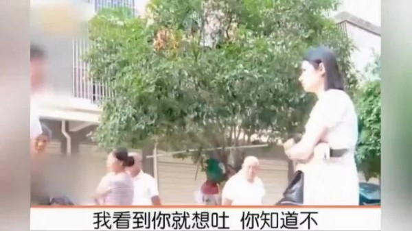 女子嫌丈夫无能离婚后,见前夫有女友不满,上门阻碍