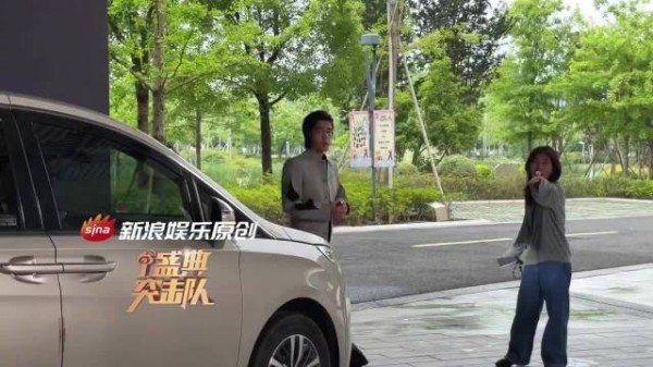 此沙灰色西装亮相现场大方wink