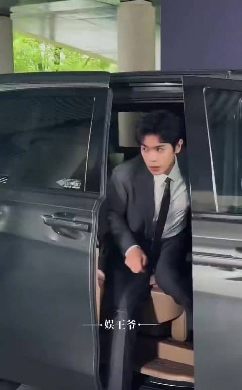 张若昀西装亮相微博电影之夜,新片《年会不能停2》暑期上映