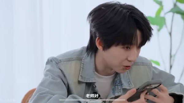 杨博文连线张桂源姥姥姥爷,张桂源为其整理生日皇冠
