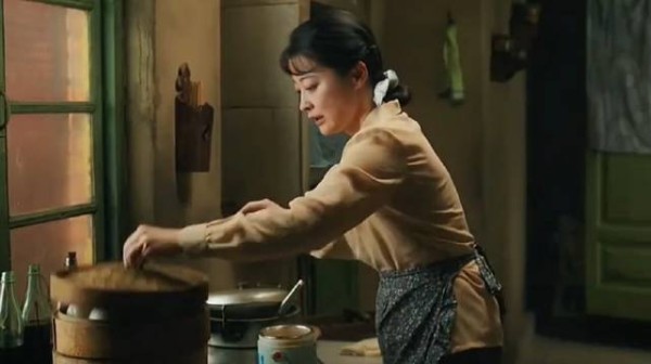 女子做饭后悄悄挑出菜中肉