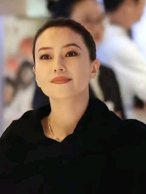 高圆圆上影节再现周芷若风采,46岁原生态美貌引惊叹