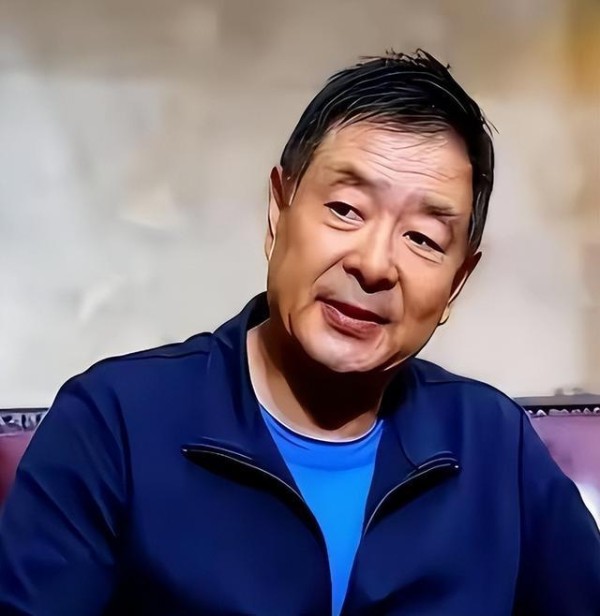 凌晨1点，72岁濮存昕用一根布绳，将自己和94岁老母绑在一起