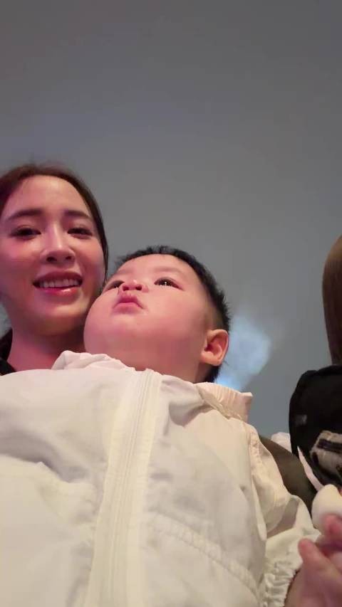 欧阳妮妮带儿子看欧阳娜娜演唱会，睦睦好认真，专注看小姨唱歌