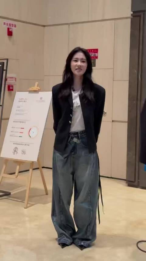 张碧晨敷面膜穿睡裤返京,台上台下反差大