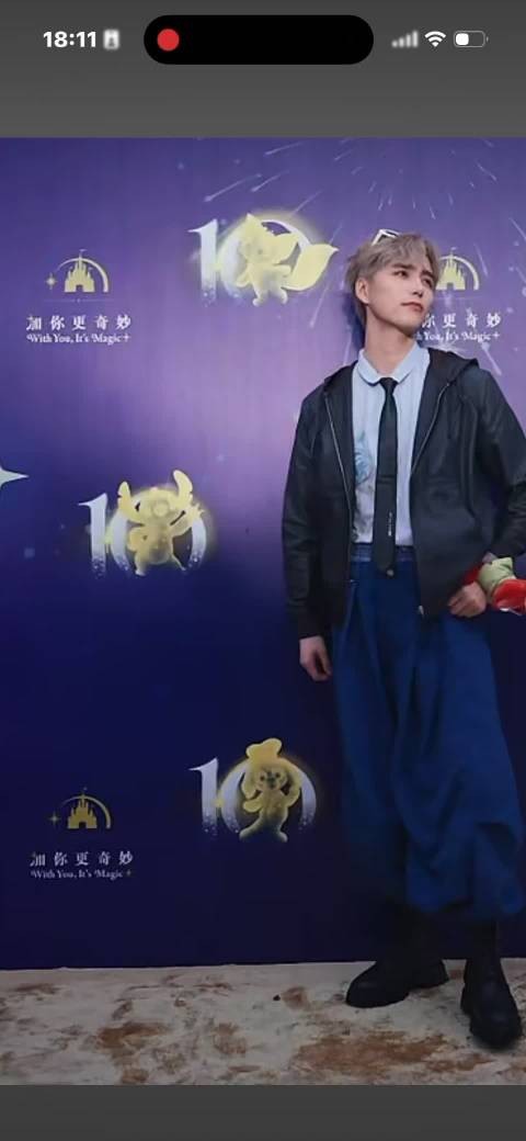 阿云嘎上海迪士尼红毯,大家觉得他还年轻吗?