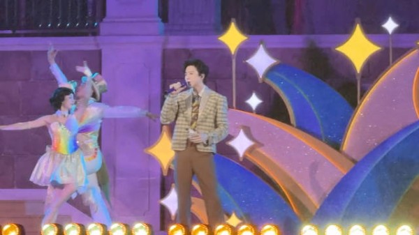 刘宇宁献唱五周年主题曲，米奇米妮也换上五周年的服装啦，好有仪式感！