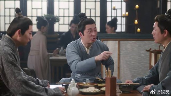 李莲花在酒楼吃饭 隔壁说起采莲庄凶杀案,他瞬间精神了