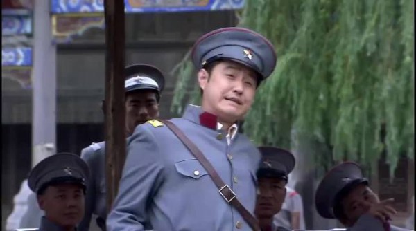 姨太和副官眉目传情,旅长没说话,假装枪走火毙了副官