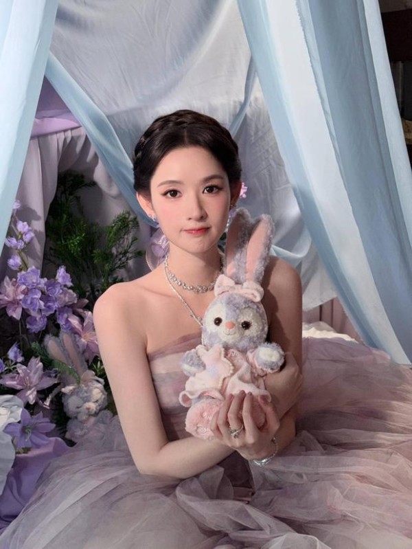 王玉雯抹胸裙造型气质温婉
