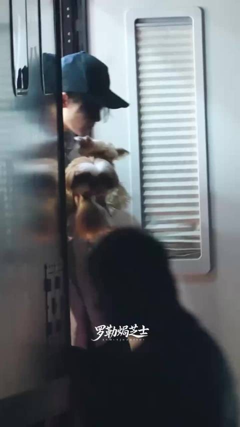 员工凌晨四点下班获同事暖心安慰
