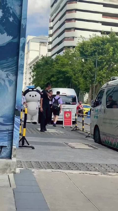 宝宝行为举止萌态十足
