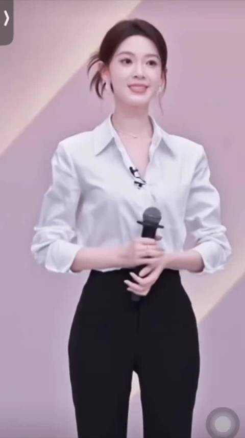 陈瑶亮相气场十足,被赞像总裁签合同