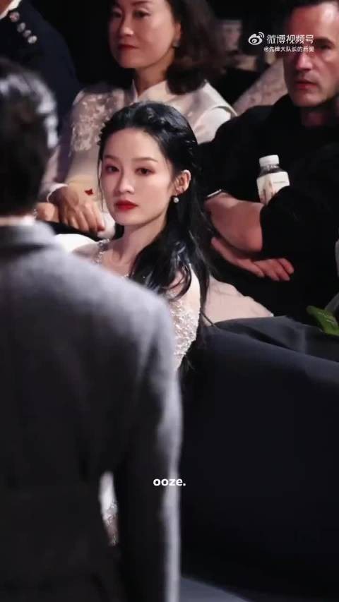 李沁活动现场直拍,嘟嘟嘴那一下好可爱