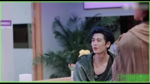 张凌赫魔性唱跳《我叫李飞》，丁程鑫笑到直不起腰