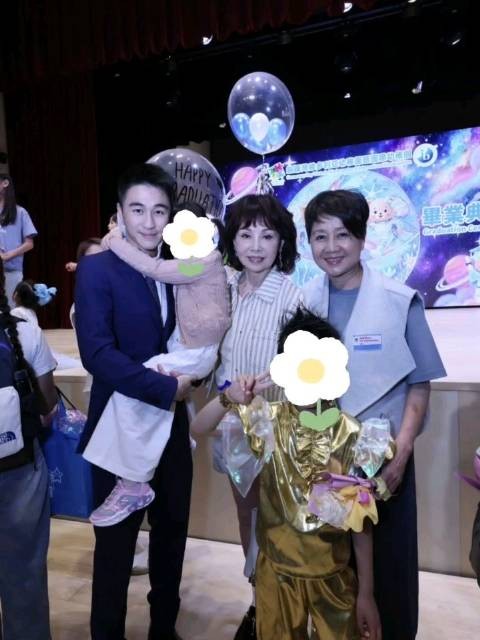 何猷君参加儿子毕业典礼，受邀上台发言，古巨基周丽淇孩子也读这所学校