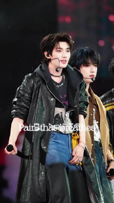周柯宇赞丁程鑫顶级舞担,动作丝滑表情管理到位
