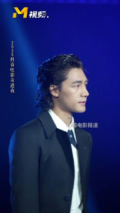 此沙一身黑色西装， 亮相2026