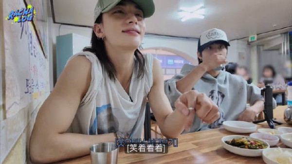 黄铉辰分享咸兴冷面喜好，粉丝互动引关注