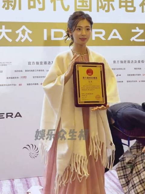 邢菲凭借《生万物》荣获新时代最具突破女演员