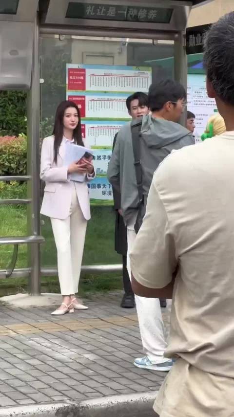 高个女演员为配合男演员身高被迫叉腿微蹲