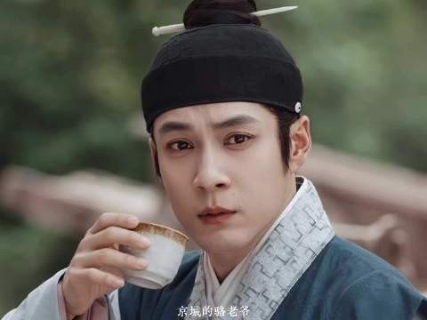父爱无声,却始终为孩子撑起一片天
