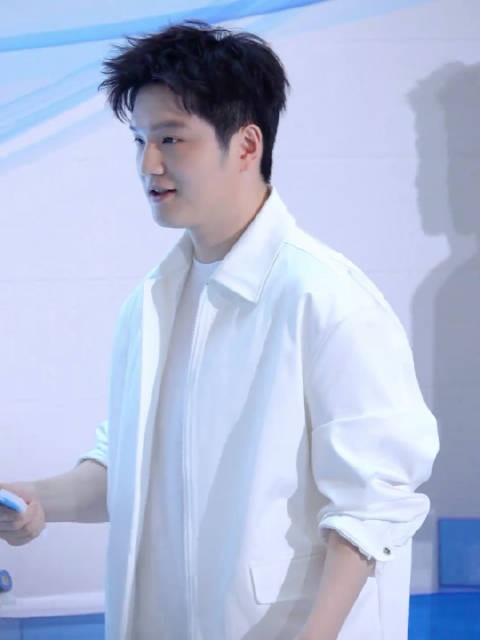 樊振东互动小游戏展现放松一面,持球拍时最投入