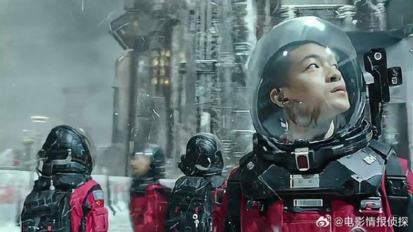 小伙终于来到地面，如今的北京城已被冰雪覆盖，太惨了