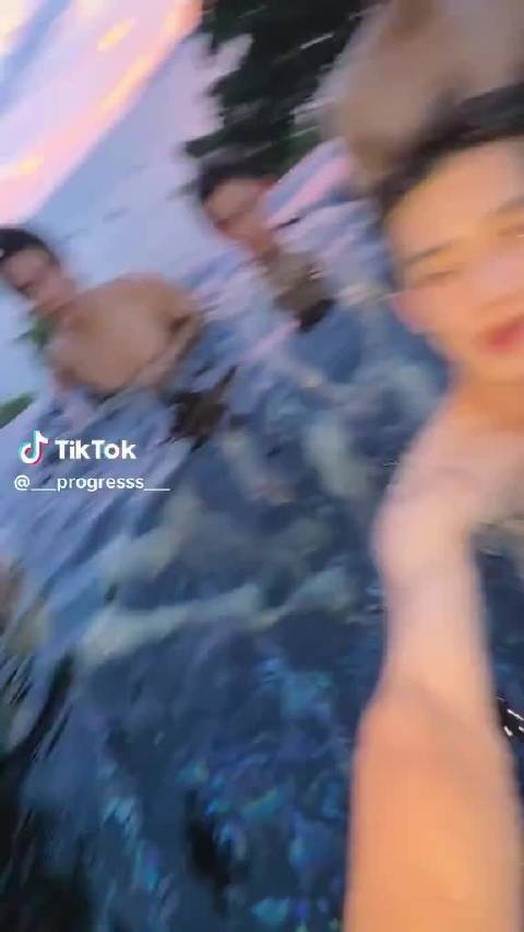 其实我有一点想笑的东西，但是又怕笑大声了给人骂
