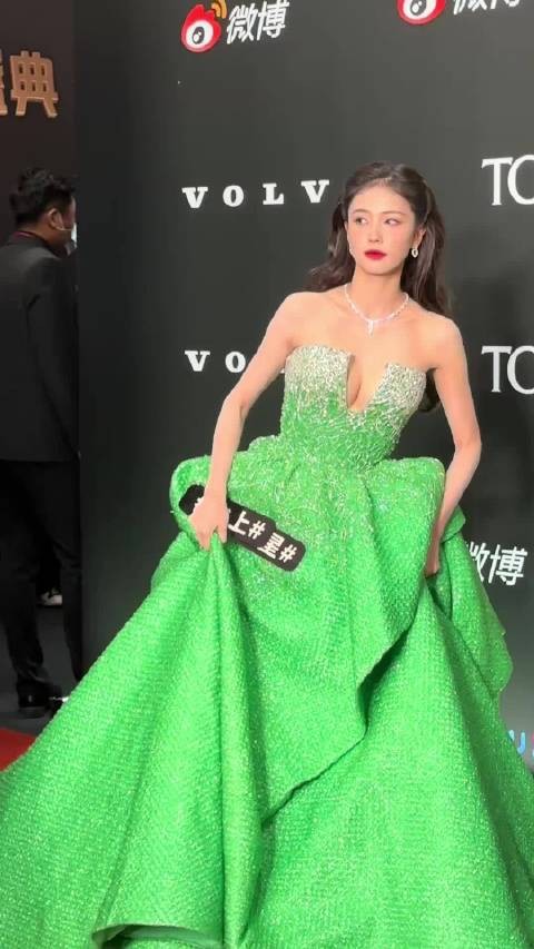 白鹿穿了一套绿色亮片礼服,复古的公主发型和浓颜系的妆容