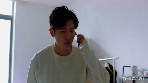 明成接到周姐电话,听完周姐的一席话,明成陷入沉思中