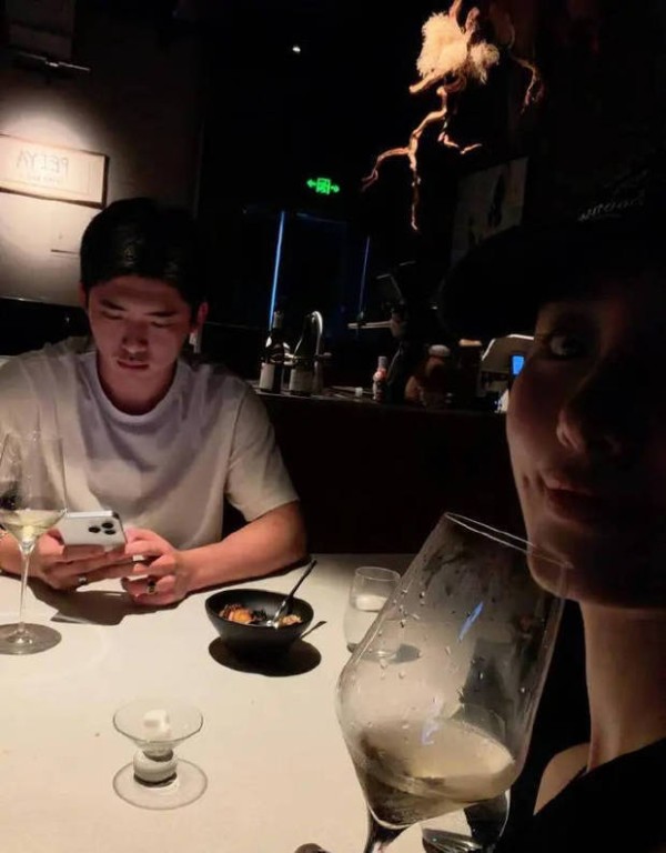 杨采钰晒与丈夫约会照，穿休闲装状态超好