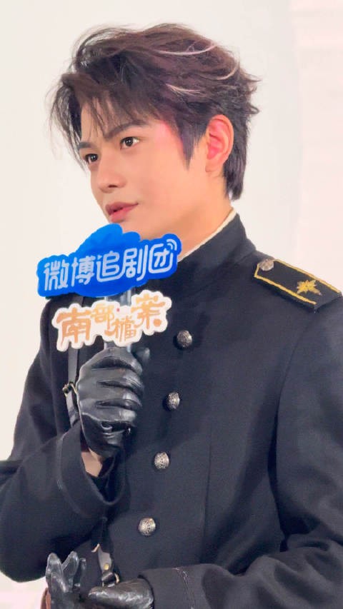 丁禹兮穿张海虾戏服亮相,黑西装造型引热议