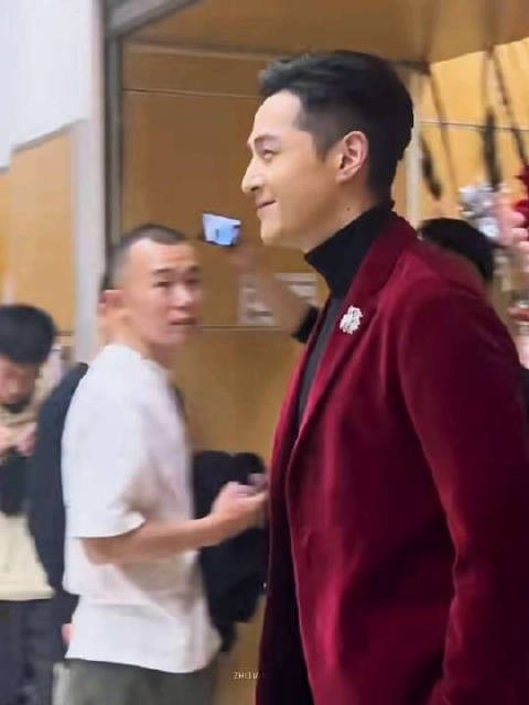 胡歌酒红色丝绒西装路透，成熟儒雅氛围感拉满