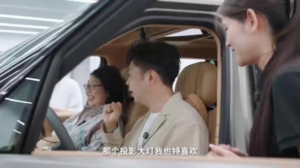 杜海涛带妈妈提小鹏GX,涛妈赞功能实用