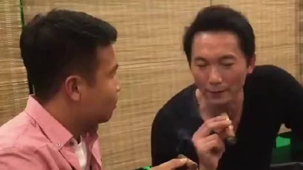我一进来就看见常威在教浩哥抽雪茄