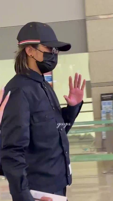 蔡徐坤米兰时装周出发路透