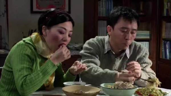 影视剧里啃排骨的桥段,婆婆当场变脸!