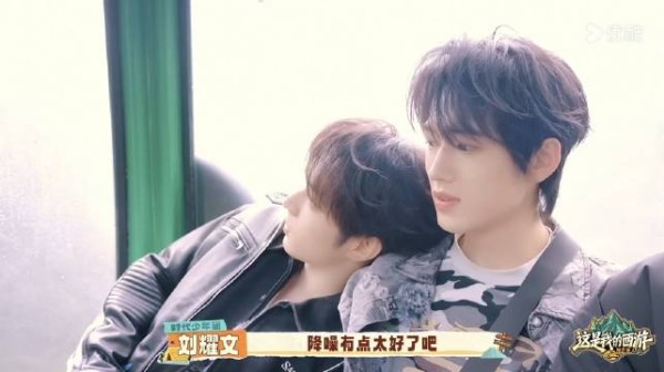 刘耀文宋亚轩同乘缆车亲密互动