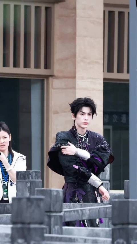 张凌赫苗疆少年造型亮相,紫色韵味十足