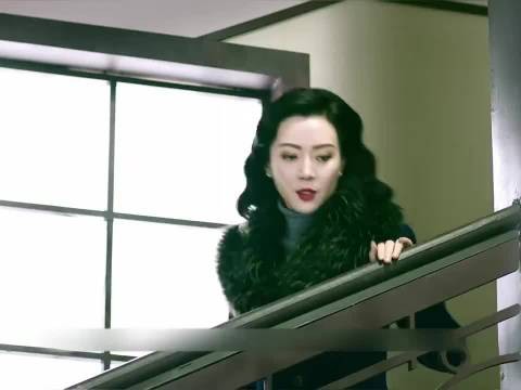 女卧底刚窃取完情报,低头震惊的发现自己的地下党徽章掉在了地上…和平饭店