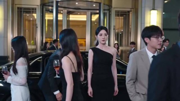 前夫当众求复婚，首富男友霸气护妻