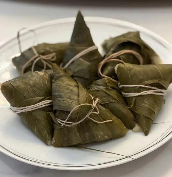 黄晓明端午节晒妈妈包的粽子,一家三口好幸福!小海绵跟妈妈过节