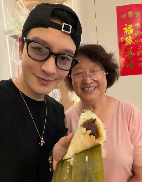 黄晓明端午节晒妈妈包的粽子,一家三口好幸福!小海绵跟妈妈过节