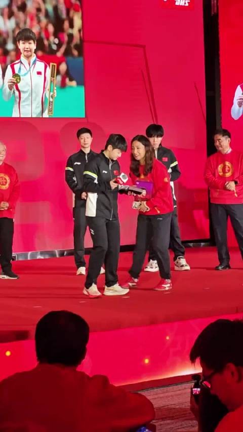 孙颖莎这无敌的松弛感,红双喜年会发言完整版!孙颖莎这松弛感简直无敌了